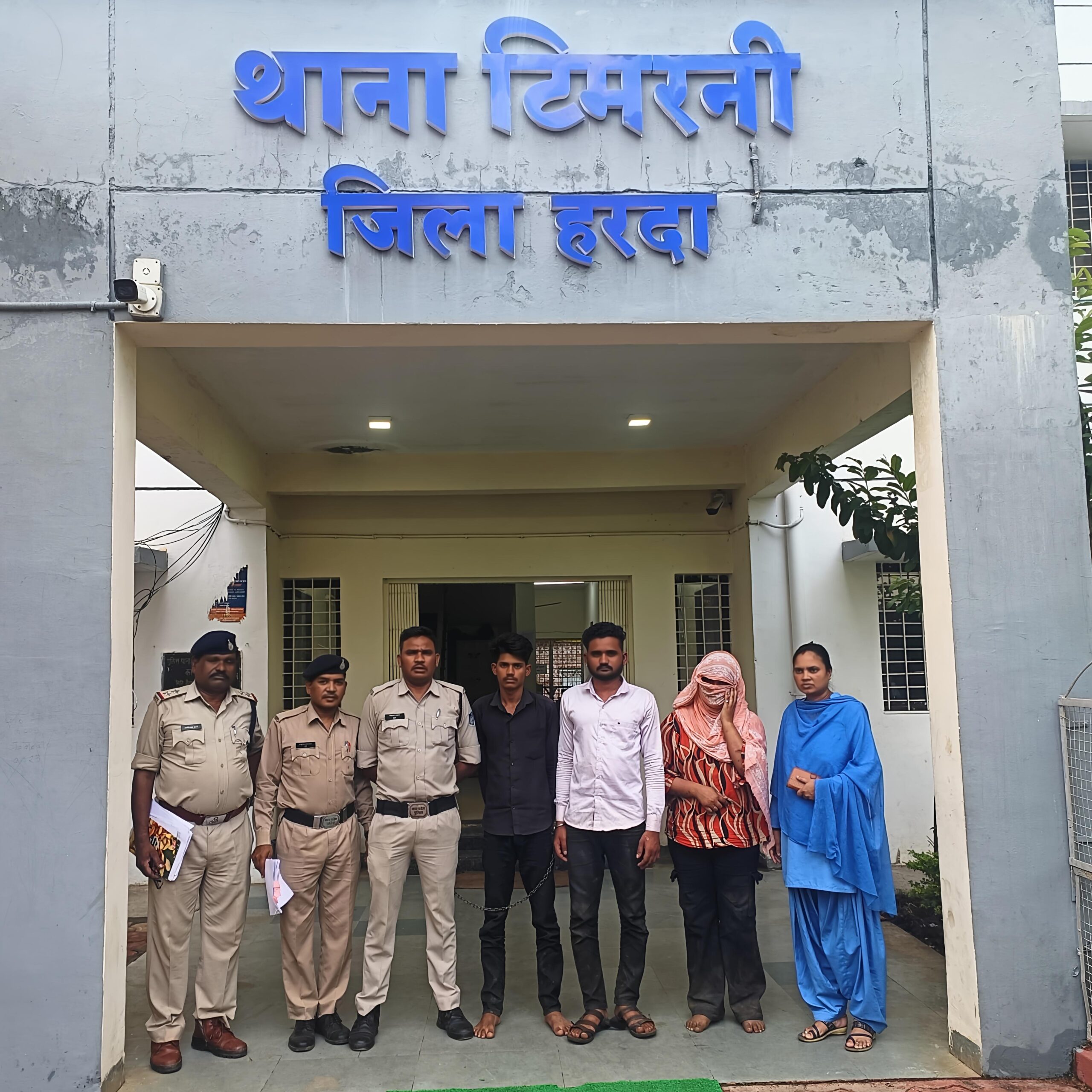 24 घंटे में टिमरनी पुलिस का बड़ा खुलासा: महिला सहित 3 लुटेरे गिरफ्तार, लाखों का माल बरामद; फरार आरोपी की तलाश जारी