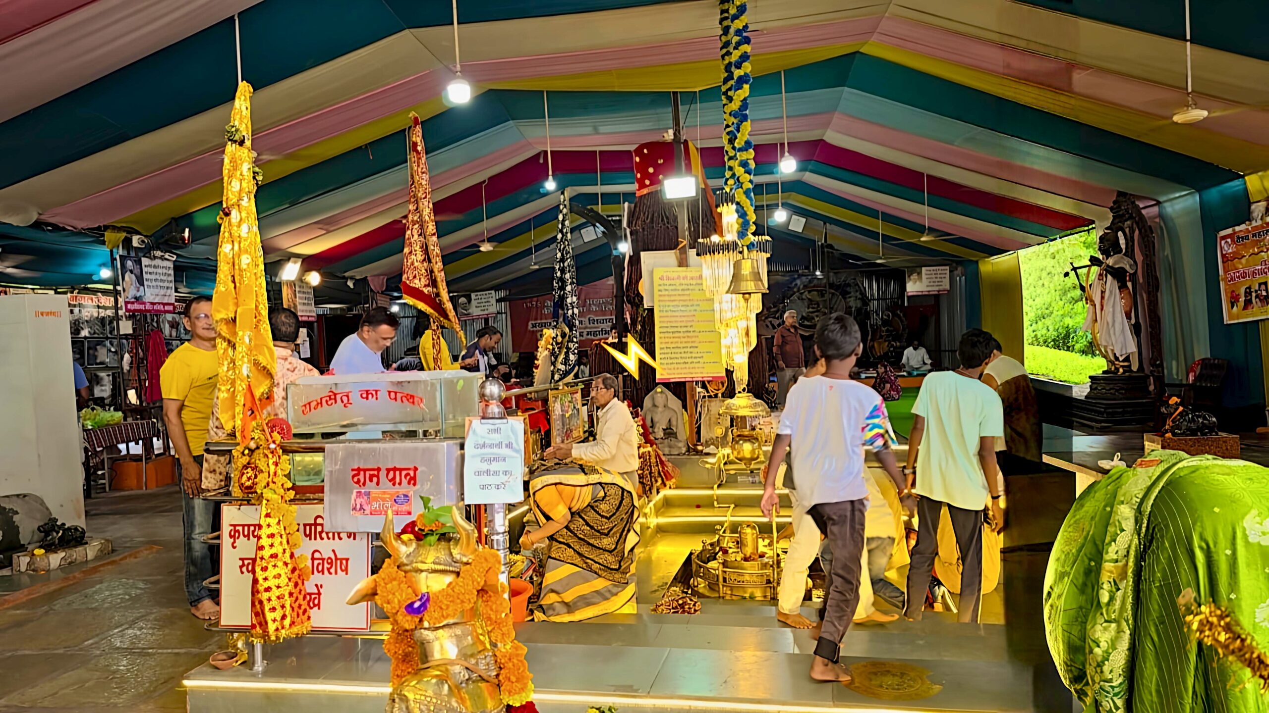 कंधों पर कांवड़, दिल में महादेव की भक्ति: ओंकारेश्वर से खंडवा तक 3 घंटे 12 मिनट में दौड़े खिलाड़ी | खंडवा जिला कबड्डी संघ की पहली डाक कांवड़ यात्रा, नर्मदा जल से महादेवगढ़ में किया भोलेनाथ का अभिषेक
