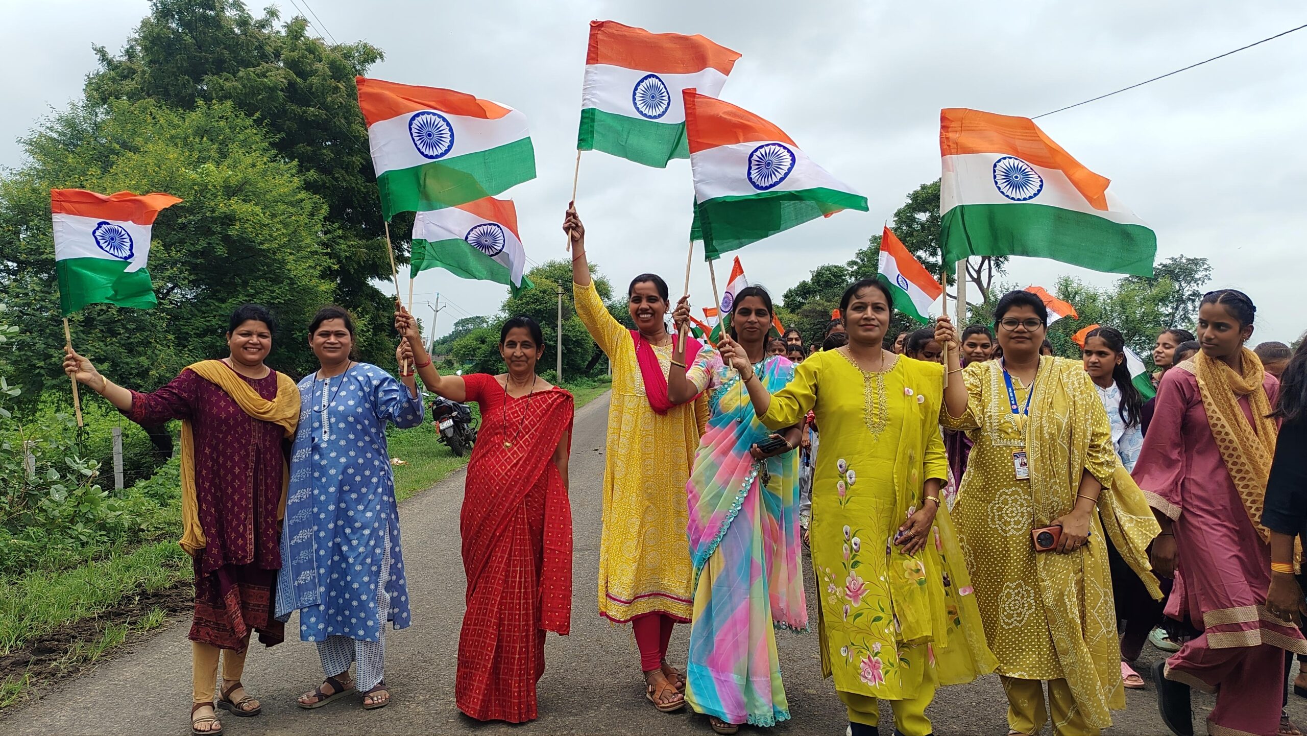 रुस्तमपुर में देशभक्ति के रंग में रंगा माहौल, विद्यार्थियों ने निकाली भव्य तिरंगा रैली | ‘हर घर तिरंगा’ अभियान के तहत छात्र-छात्राओं ने दिया राष्ट्रीय एकता और अखंडता का संदेश, ग्रामीणों ने भी उत्साह से निभाई सहभागिता