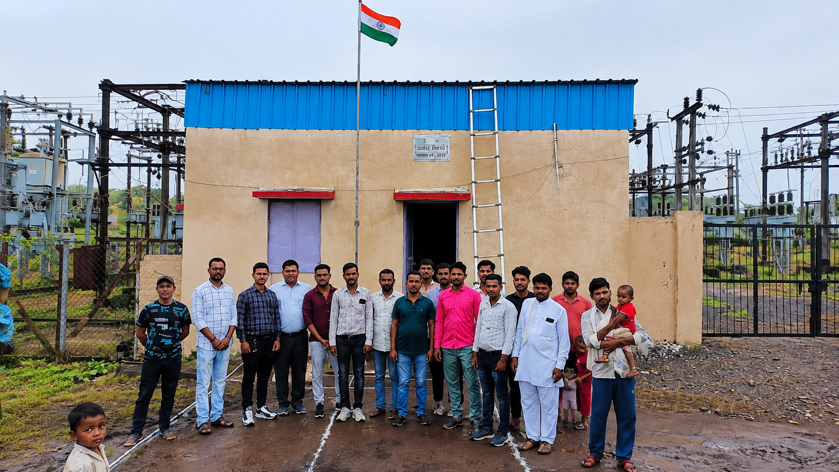 33 केवी उपकेंद्र रोशनी में शान से लहराया तिरंगा, वितरण केंद्र प्रभारी एई कमलेश युवने ने किया ध्वजारोहण