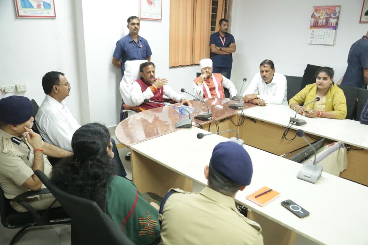 बंडा जहरीली शराब कांड पर सरकार सख्त: उप मुख्यमंत्री राजेंद्र शुक्ल बोले- लापरवाहों पर होगी कठोर कार्रवाई | बीएमसी में स्वास्थ्य एवं पुलिस-प्रशासन की समीक्षा